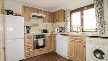 Cottage | Private kitchen | Microwave, stovetop, dishwasher, electric kettle