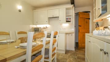 Cottage | Privékeuken | Een koelkast, een magnetron, een kookplaat, een vaatwasser