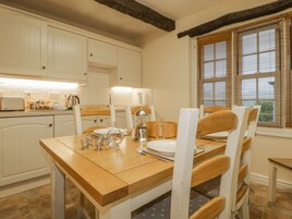 Cottage | Private kitchen | Fridge, microwave, stovetop, dishwasher