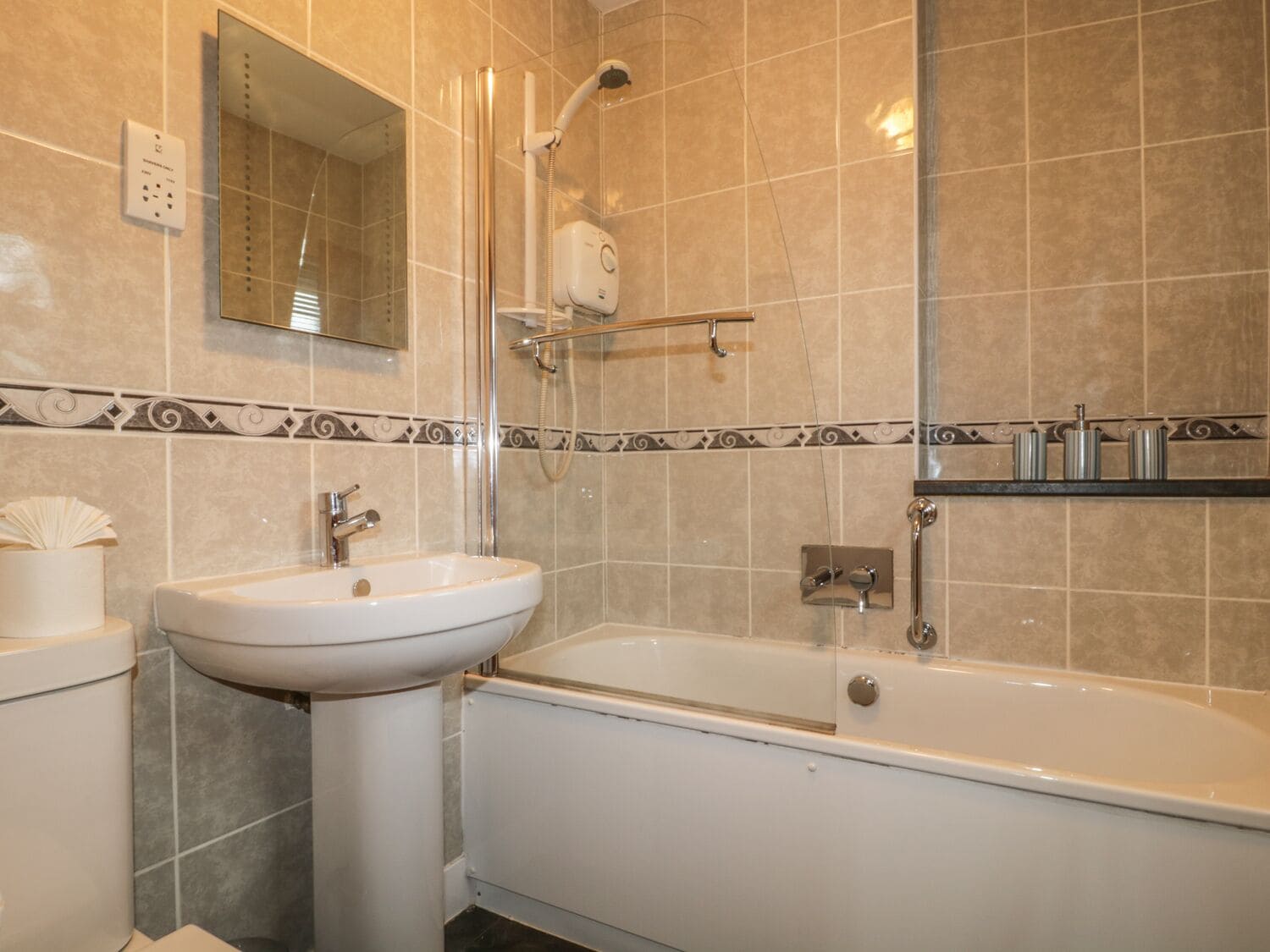 Cottage | Bathroom | Shower, hair dryer