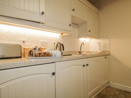 Cottage | Private kitchen | Fridge, microwave, stovetop, dishwasher