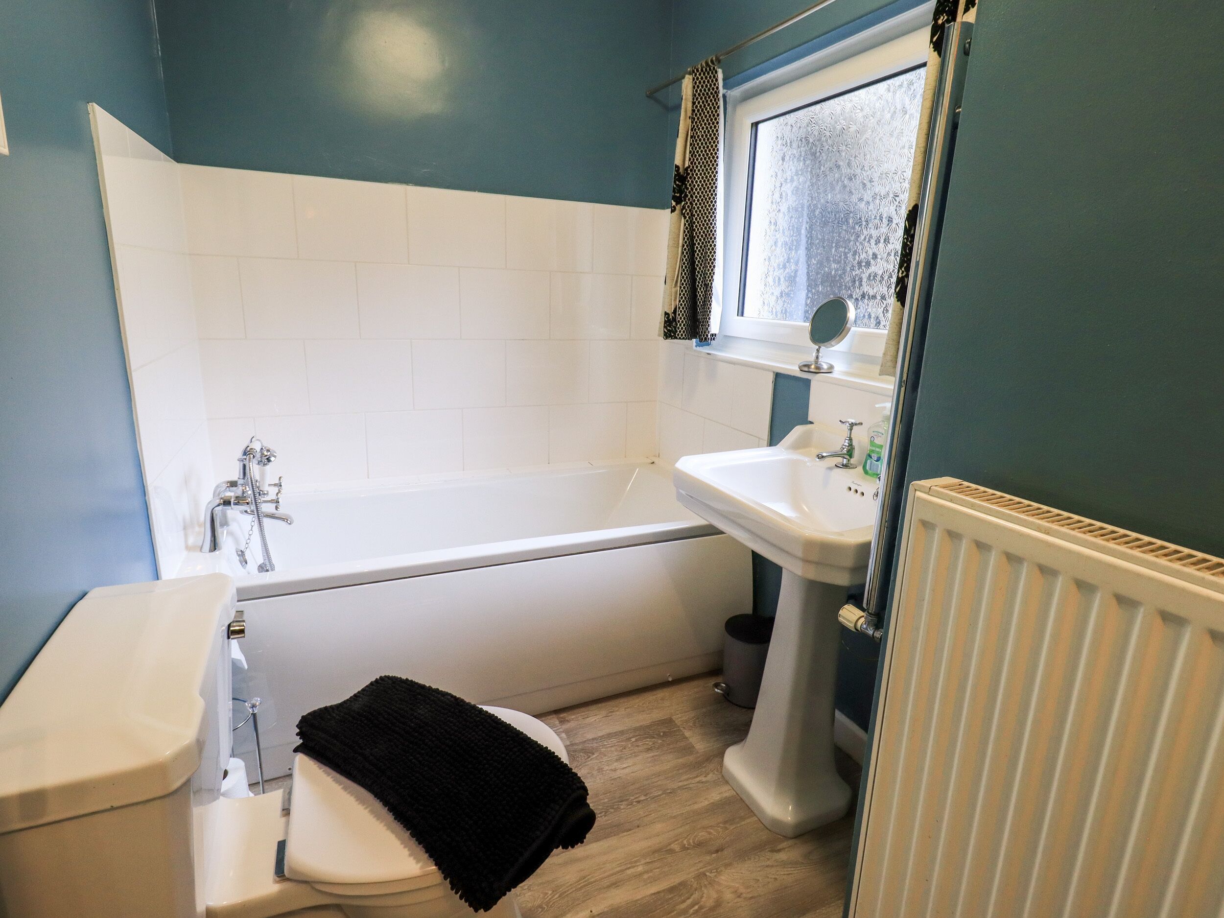 Cottage | Bathroom | Shower, hair dryer