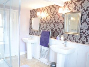 Cottage | Badkamer | Een douche, een haardroger