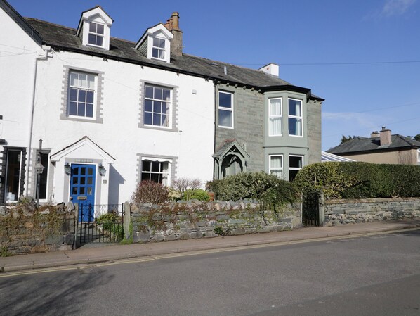 Exterior - White House (Keswick)
