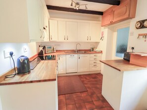 Cottage | Privékeuken | Een oven, een kookplaat, een vaatwasser, kookgerei, borden en bestek