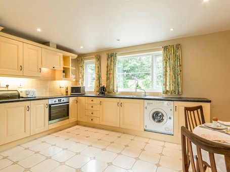 Cottage | Private kitchen | Stovetop, dishwasher, highchair, cookware/dishes/utensils