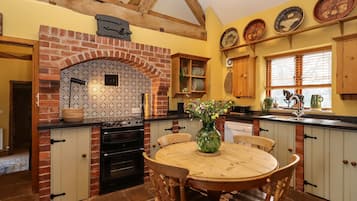 Cottage | Private kitchen | Stovetop, dishwasher, high chair, cookware/dishes/utensils