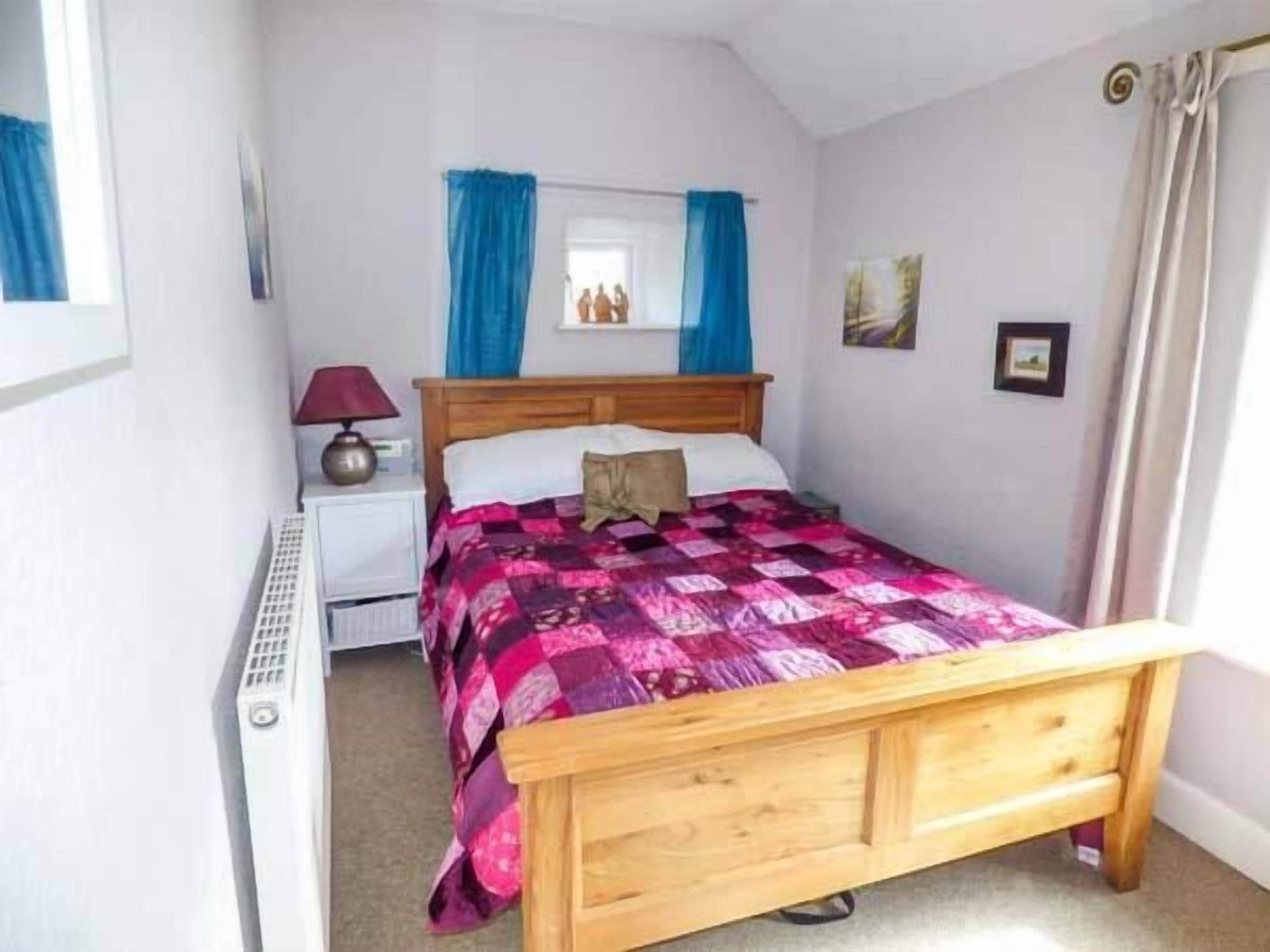 Cottage | 2 bedrooms, individually decorated, individually furnished, free WiFi
