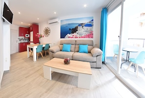 Deluxe Apartment, 2 Bedrooms | Living room