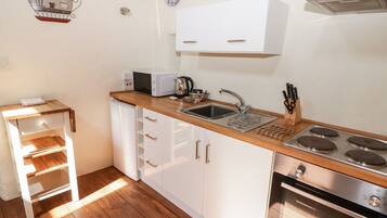 Cottage | Private kitchen | Stovetop, high chair, cookware/dishes/utensils