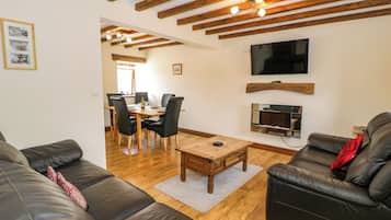 Cottage | Living area | TV