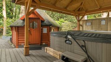 Cottage | Outdoor spa tub