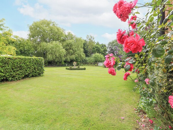 Cottage | Property grounds - The Dairy (Thetford)