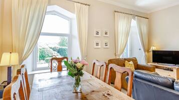 Cottage | Private kitchen | Fridge, dishwasher, high chair, cookware/dishes/utensils