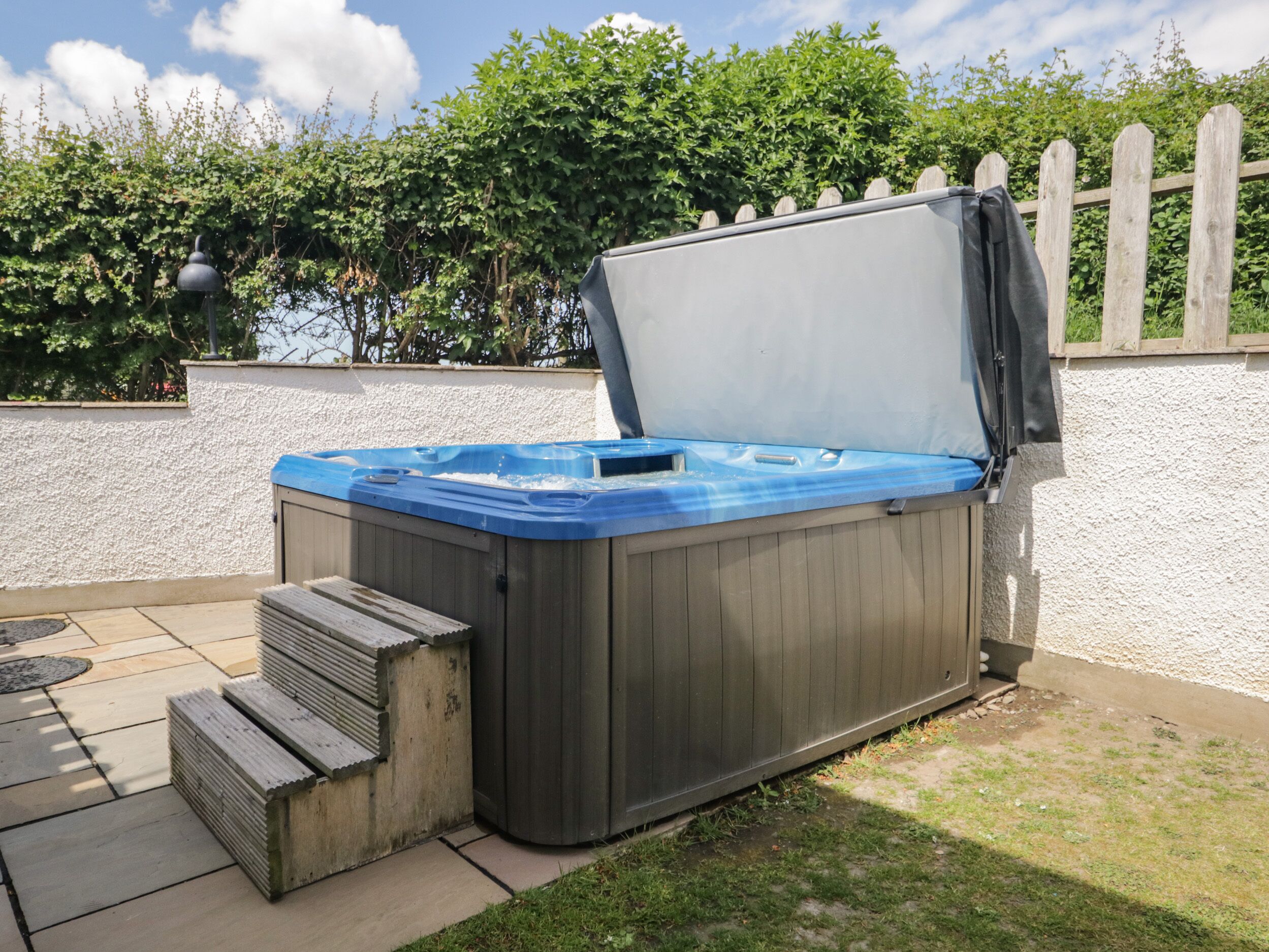 Cottage | Outdoor spa tub