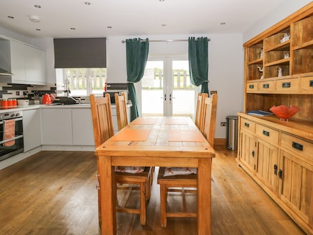 Cottage | Private kitchen | Dishwasher, highchair, cookware/dishes/utensils