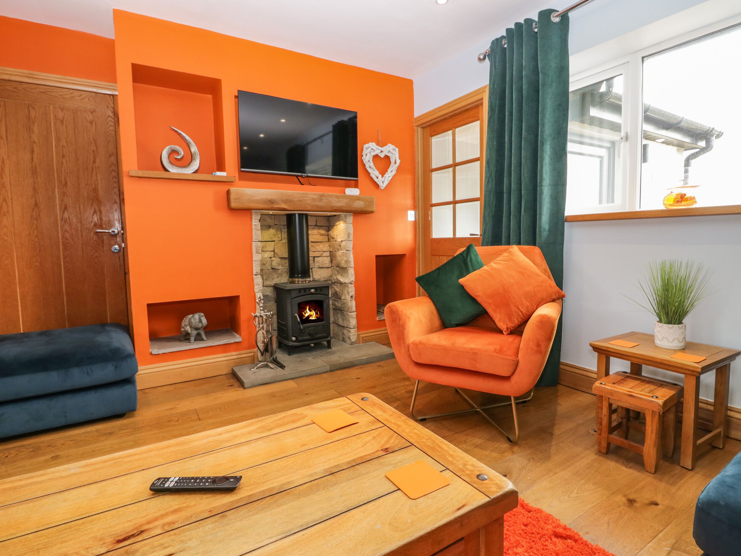 Cottage | Living area | TV