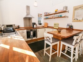 Cottage | Private kitchen | Fridge, dishwasher, cookware/dishes/utensils