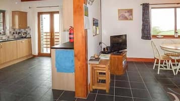 Sumarhús | Einkaeldhús | Ísskápur, örbylgjuofn, eldavélarhellur, uppþvottavél