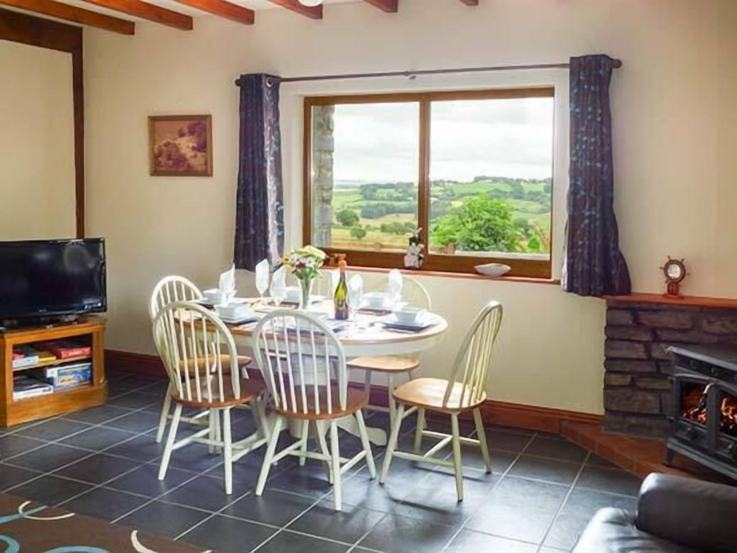 Cottage | Private kitchen | Fridge, microwave, stovetop, dishwasher