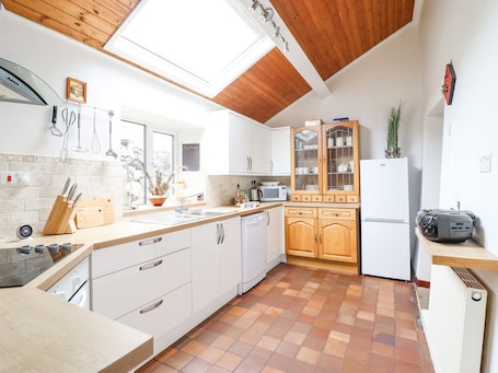 Cottage | Private kitchen | Microwave, stovetop, dishwasher, cookware/dishes/utensils