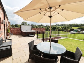 Cottage | Outdoor dining - Manor Barn (Stoke-on-Trent)