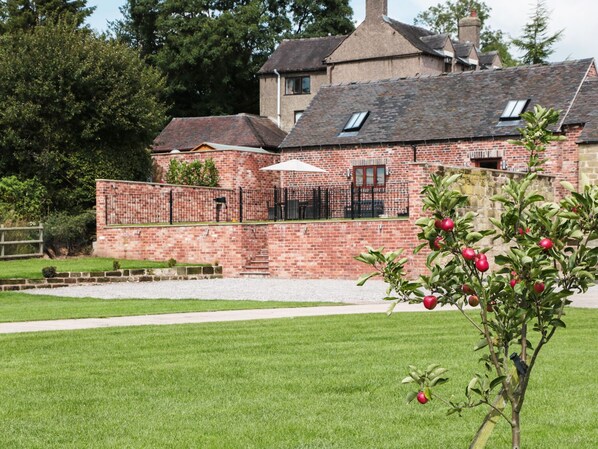 Exterior - Manor Barn (Stoke-on-Trent)