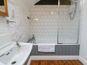 Cottage | Bathroom | Shower, hair dryer