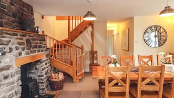 Rentaplats, trona i utensilis de cuina, vaixella i coberteria