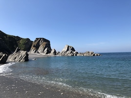 Un paisaje costero con acantilados rocosos y una playa.