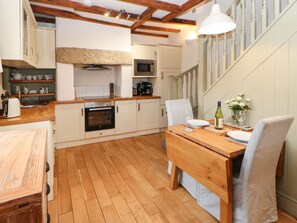 Cottage | Dapur peribadi | Peti sejuk, dapur, mesin basuh pinggan mangkuk, kerusi tinggi 