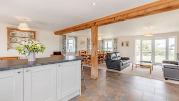 Cottage | Private kitchen | Dishwasher, cookware/dishes/utensils