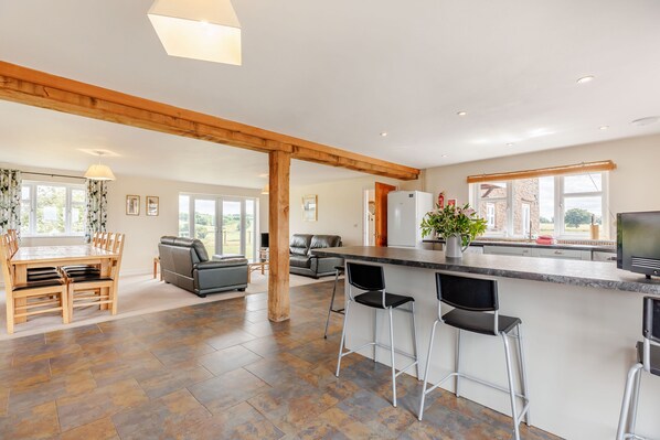 Cottage | Private kitchen | Dishwasher, cookware/dishes/utensils - Wood Cottage (Tenbury Wells)