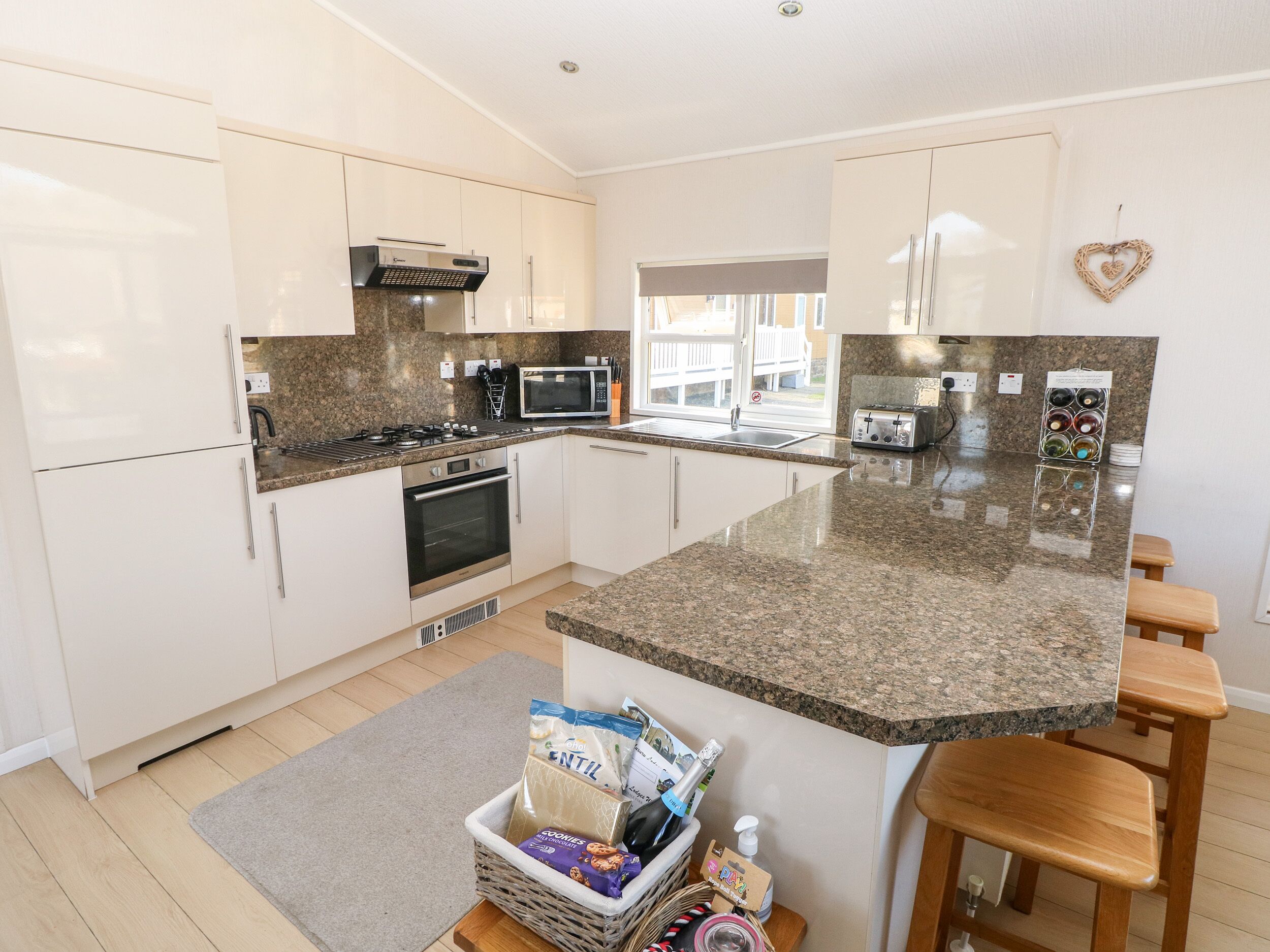 Refrigerador, microondas, placa de cocina, lavavajillas