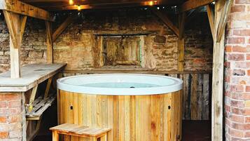 Cottage | Outdoor spa tub