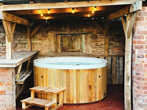 Outdoor spa tub - The Hayloft (Ross-on-Wye)