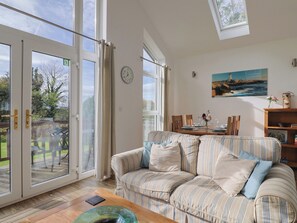 Cottage | Living area | TV
