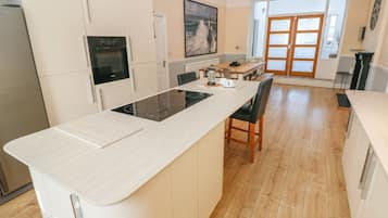 Casa de campo | Cocina privada | Microondas, parrilla de estufa, lavavajillas y periquera