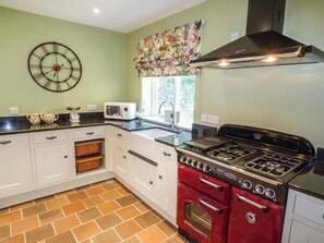 Cottage | Private kitchen | Microwave, stovetop, dishwasher, highchair - The Gate House (Stoke-on-Trent)