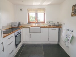 Cottage | Private kitchen | Fridge, microwave, oven, stovetop