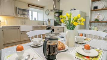 Cottage | Private kitchen | Stovetop, dishwasher, high chair, cookware/dishes/utensils