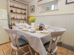 Cottage | Dining - Swallow Cottage (Scarborough)