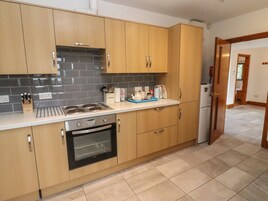 Cottage | Private kitchen | Dishwasher, cookware/dishes/utensils