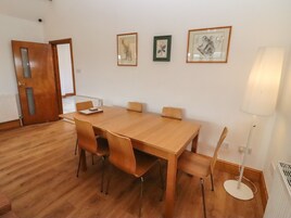 Cottage | Private kitchen | Dishwasher, cookware/dishes/utensils