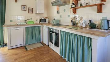 Cottage | Private kitchen | Dishwasher, high chair, cookware/dishes/utensils
