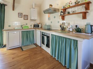 Cottage | Private kitchen | Dishwasher, highchair, cookware/dishes/utensils - Lily Cottage (Caernarfon)