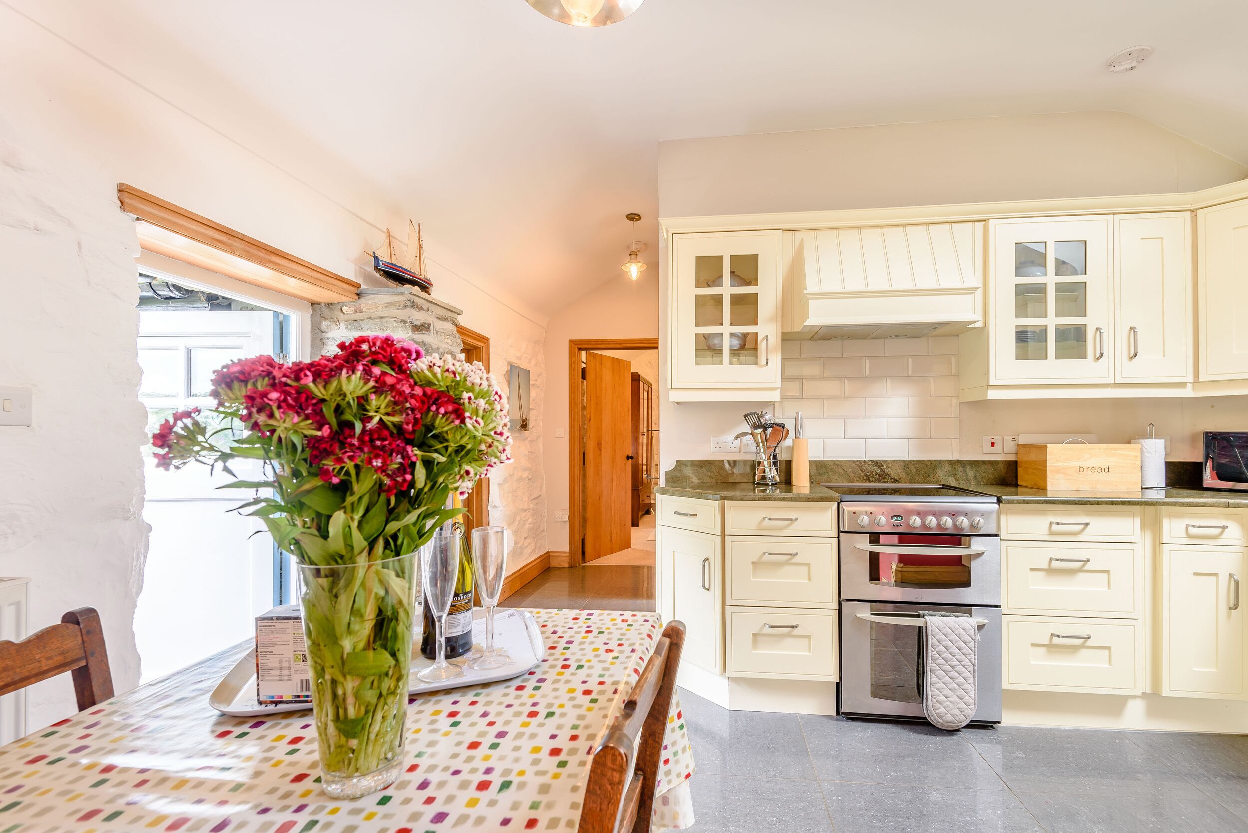 Casa de campo | Cocina privada | Placa de cocina, trona infantil y utensilios de cocina