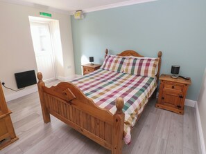 3 bedrooms, individually decorated, individually furnished, free WiFi - Meadow View (Carmarthen)