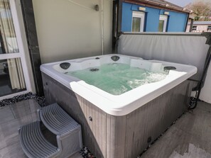 Outdoor spa tub - Meadow View (Carmarthen)