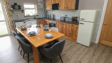 Cottage | Private kitchen | Fridge, dishwasher, highchair, cookware/dishes/utensils